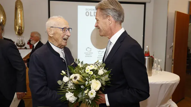 Buchholz' Bügermeister Jan-Hendrik Röhse (re.) lobte das Engagement von Reglitzky für die Stadt Buchholz | Foto: AR Promedia