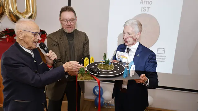 Arno Reglitzky (li.) freute sich über das Geschenk, das ihm Vertreter des Landkreises Harburg übergaben | Foto: AR Promedia