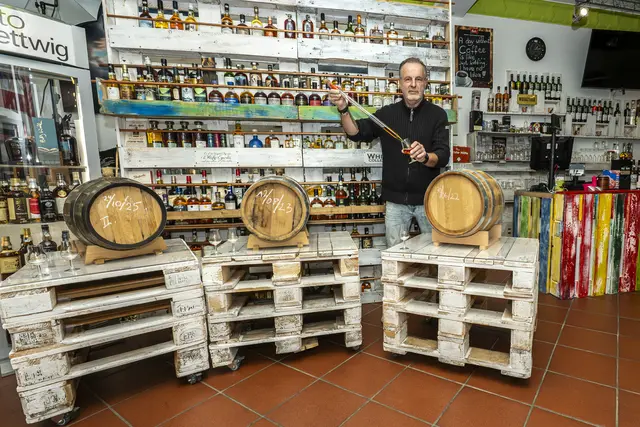 Im Buchholzer Pop-Art Café wird die neue Rarität in Flaschen abgefüllt. Dort finden auch regelmäßig Whisky-Tastings mit Livemusik statt | Foto: fotokettwig