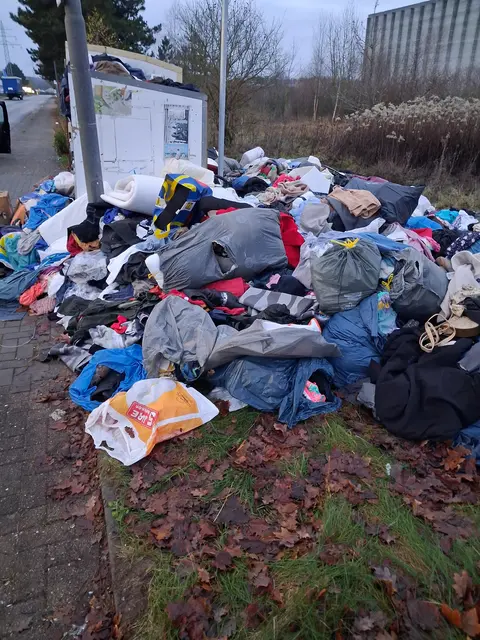 So sah der Altkleider- und Altglas-Containerstandort in der Maurerstraße in Buchholz aus | Foto: Müller