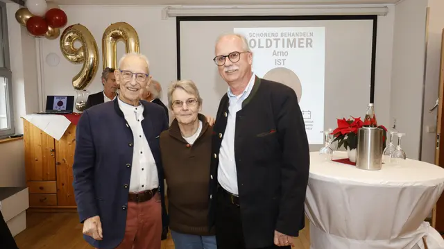 Arno Reglitzky mit Birgit Diekhöner (ehemalige Pressesprecherien der Stadt Buchholz) und Axel-Holger Haase (WOCHENBLATT PR-Redaktionsleiter) | Foto: Ar Promedia