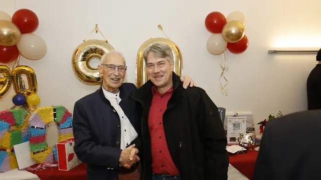 Auch Oliver Sander (Stadt Buchholz) gratulierte Arno Reglitzky | Foto: Ar Promedia