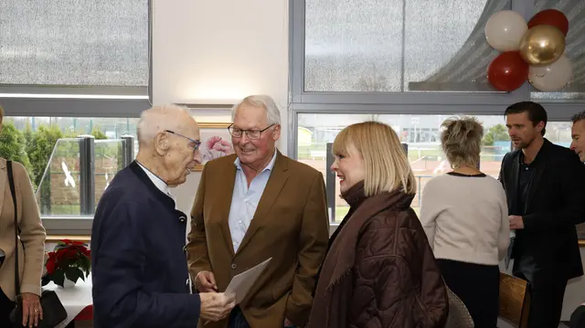 Nicole Meyer und Dieter Hoth wünschten Arno Reglitzky viel Gesundheit | Foto: AR Promedia