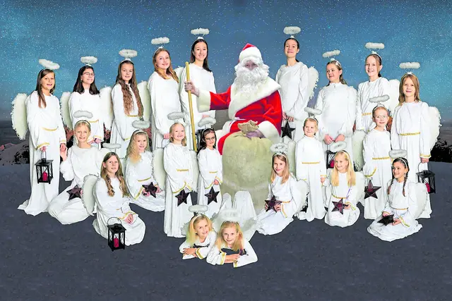 Die Weihnachtsengel laufen über den Nenndorfer Weihnachtsmarkt und verkaufen kleine Schutzengel | Foto: Förderverein