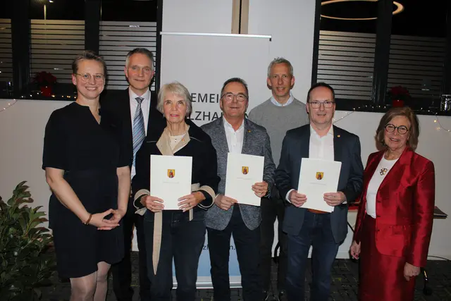 Geehrte und Gratulanten (v. li.): Bürgermeisterin Bianca Tacke, Gemeindedirektor und Laudator Jens Köster, Gisela Fengefisch, Carsten Schulenburg, Laudator Nikolaus Lemberg ("Interessengemeinschaft e.V."), Lars Schulenburg sowie Uhrmachermeisterin und Juwelierin Charlotte Weyer, Schöpferin der goldenen Ehrennadel | Foto: ce