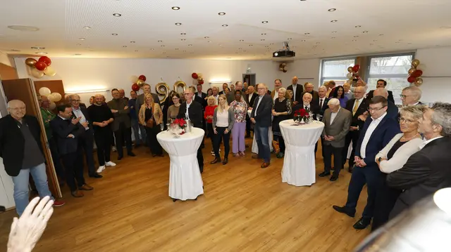 Die Gratulanten hörten der Rede von Arno Reglitzky zu | Foto: AR Promedia