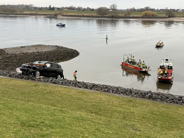 Die Einsatzkräfte bergen das Fahrzeug aus dem Wasser | Foto: Lutz Wreide