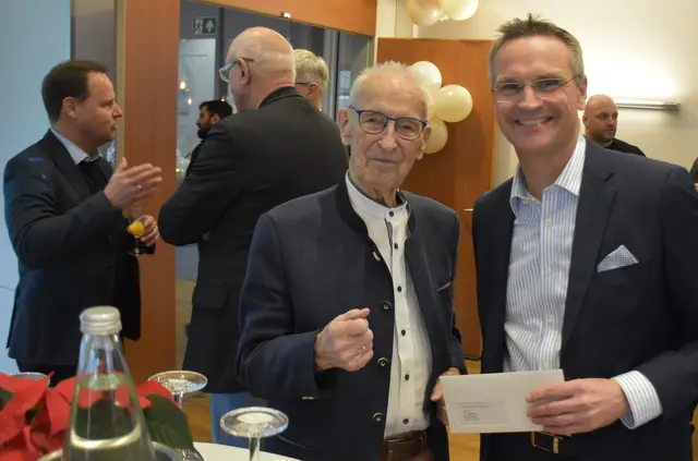  Jan-Erik Schuldt (re.), Leiter der Buchholzer Filiale der Hamburger Sparkasse (Haspa), mit Arno Reglitzky | Foto: Axel-Holger Haase