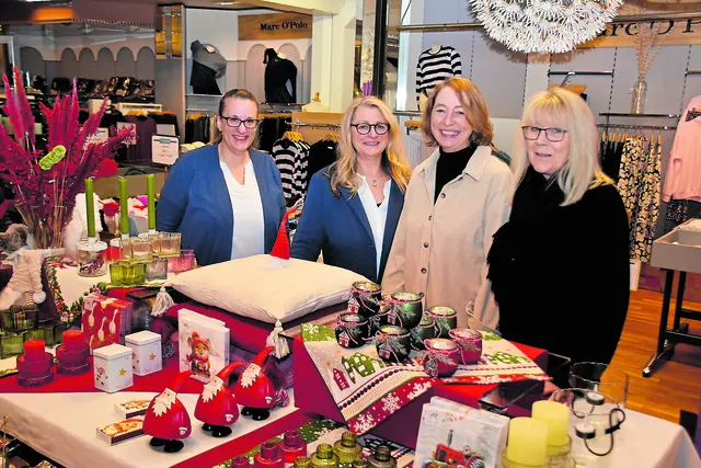 Freuten sich über die Glückwünsche zum 120-jährigen Firmenjubiläum. Das Team vom Textilhaus Derboven (v. li.): Christine Fricke, Britta und Meike Derboven sowie Barbara Mücke  | Foto: Axel-Holger Haase