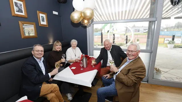 Stephan Schrader (Wochenblatt, v. li.), Nicole Meyer (Hoth-Stiftung), Ilse und Heiner Schönecke und Dieter Hoth tranken auf das Wohl des Geburtstagskindes | Foto: AR Media