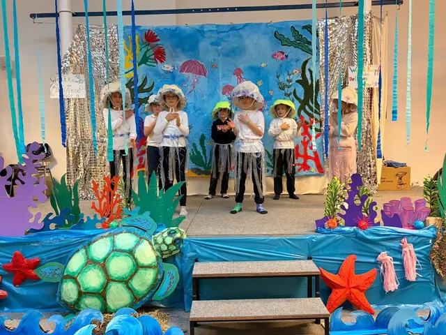 Unterwasser Tiere auf der mühevoll gestalteten Bühne und aufwändigen Kostümen, die Kinder bastelten seit vielen Wochen | Foto: Lika_Zacharova
