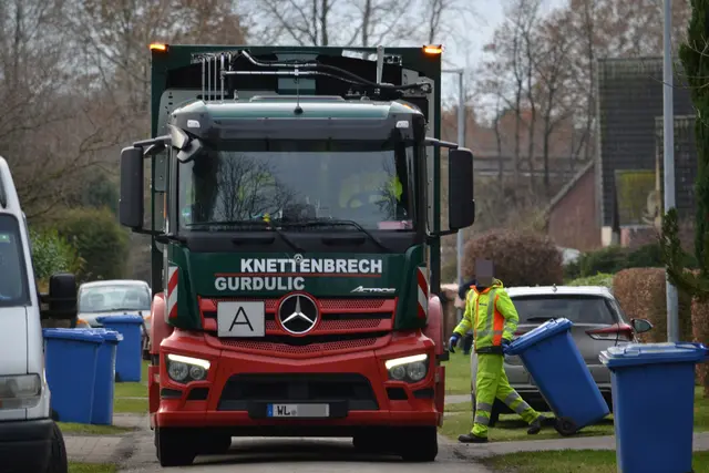 In ländlicheren Gebieten sind die Fahrzeuge nur mit einem Fahrer und einem Lader besetzt. Die Mitarbeiter tragen signalfarbene, Regen-abweisende Kleidung | Foto: bim