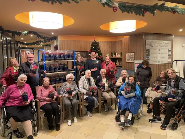 Festliche Aktion: Über 100 Weihnachtssterne wurden an die Bewohnerinnen und Bewohner verteilt | Foto: Langenbeck