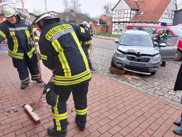 Einsatzkräfte der Feuerwehren und Polizei am Unfallwagen vor der Sparkasse in Himmelpforten

 | Foto:  Rolf Hillyer-Funke/ Feuerwehren SG Oldendorf-Himmelpforten