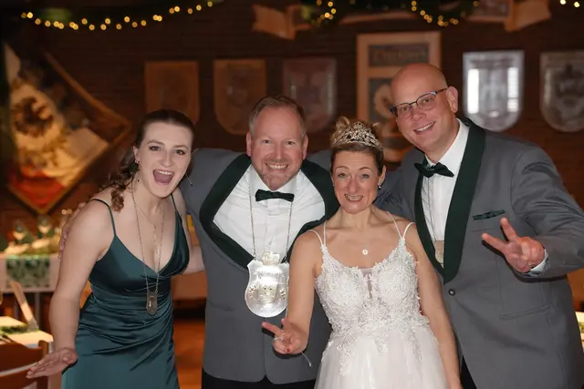 Adjutantin Friederike Detgen (v.li.), König Eyck Morche, Königin Gerlinde Morche und Adjutant Torsten Kirschner | Foto: SK Ohlendorf