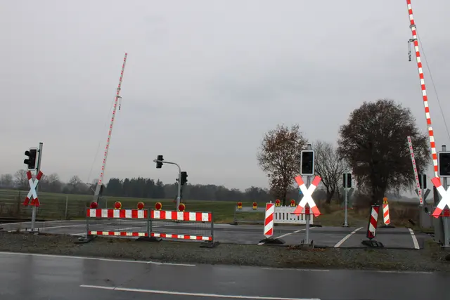 Nach einiger Verzögerung sollen die Arbeiten an der Bahnübergangs-Baustelle zur Erschließung des Neubaugebietes Witthöftsfelde in Kürze weitergehen | Foto: ce