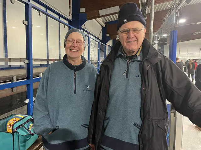 Das Ehepaar Goetz ist seit vielen Jahrzehnten dem Eisstockschießen treu und hält sich weiterhin fit  | Foto: Sandra Polenz