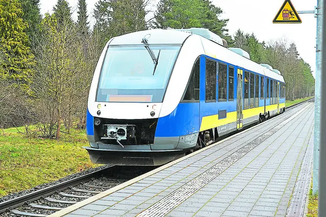 Ein defekter Start-Zug musste abgeschleppt werden - mit massiven Folgen für die Pendler  | Foto: Symbolbild bim