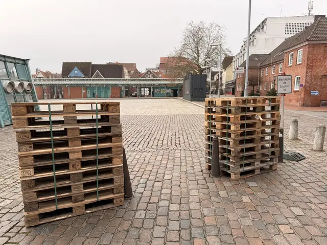 Die Zufahrt zum "Ankerplatz" wurde auf Geheiß der Stadt jetzt mit Paletten verbarrikadiert. Das Umfahren der Poller ist nicht mehr möglich | Foto: Malte Neumann