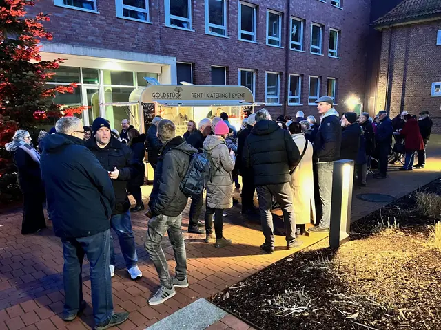 Die Ehrenamtlichen waren zum Punschtrinken vor dem Haupteingang des Stader Kreishauses eingeladen | Foto: Daniel Beneke/LK Stade