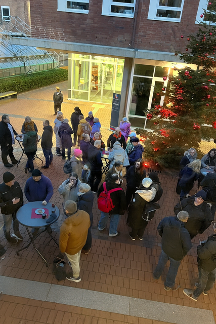 Vor dem Kreishaus wurde trotz winterlicher Temperaturen angeregt geplaudert | Foto: Daniel Beneke/LK Stade