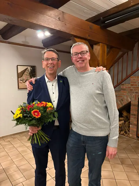 Kandidatenkür der CDU: Blumen für den frischgebackenen Bewerber Gerd Dehmel (li.), Marco Hartlef, CDU-Fraktionssprecher im Samtgemeinderat und Bürgermeister von Guderhandviertel, gratuliert | Foto: CDU Lühe