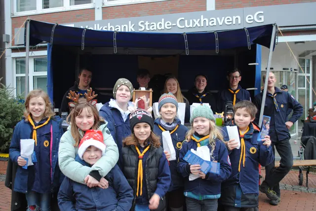 Die Pfadfinderinnen und Pfadfinder vom Stamm "Hasko" stehen auch in diesem Jahr in der Stader Altstadt, um das Friedenslicht weiterzugeben | Foto: Stamm "Hasko"