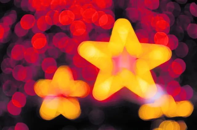 Bunter Lichter leuchten auf dem Weihnachtsmarkt in Steinbeck | Foto: Pexels / Daniel-Reche