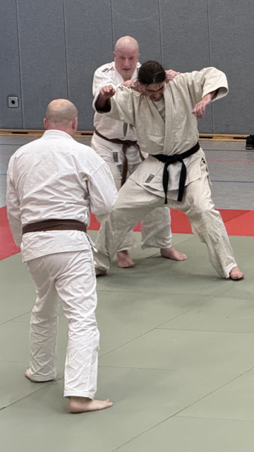 Freie Selbstverteidigung gegen zwei (unbewaffnete) Angreifer. Das Ziel war es hier, die Prüflinge zum Abschluss der Prüfung noch einmal an ihre Grenzen zu bringen. | Foto: Jan Eggert