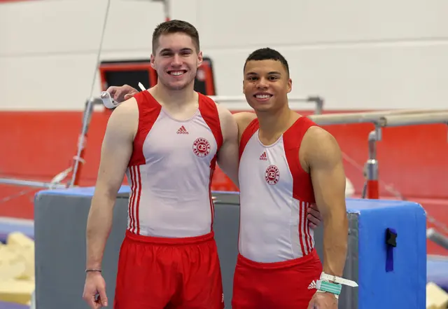Ihr Können präsentierten am Nikolaustag auch die beiden Buchholzer Bundesliga-Turner Gregory Keck (li.) und Pablo Broszio  | Foto: cc