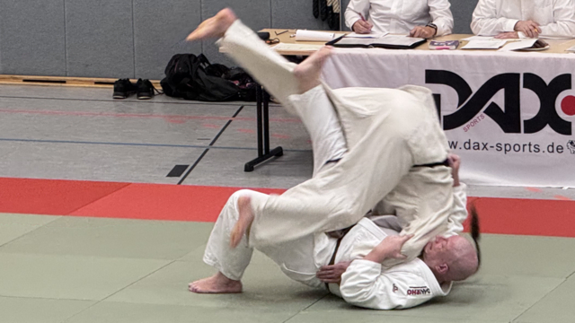Demonstration eines Selbstfall- oder Opferwurfes: Der Verteidiger gibt sein eigenes Gleichgewicht auf, um den Angreifer zu Fall zu bringen. | Foto: Jan Eggert