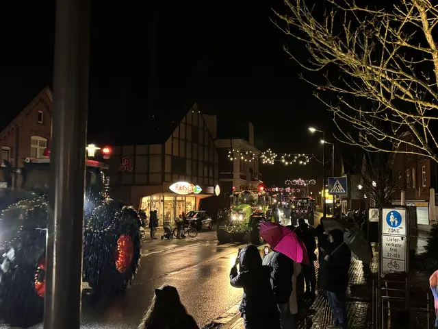 An den Straßen versammelten sich Groß und Klein um einen Blick auf das leuchtende Spektakel zu erhaschen
