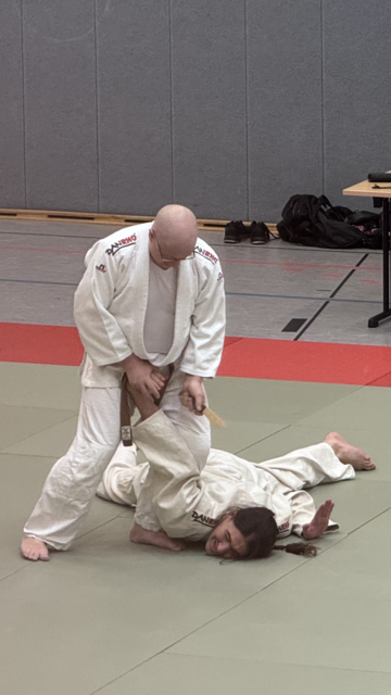 Entwaffnung eines mit einem Messer bewaffneten Angreifers. | Foto: Jan Eggert