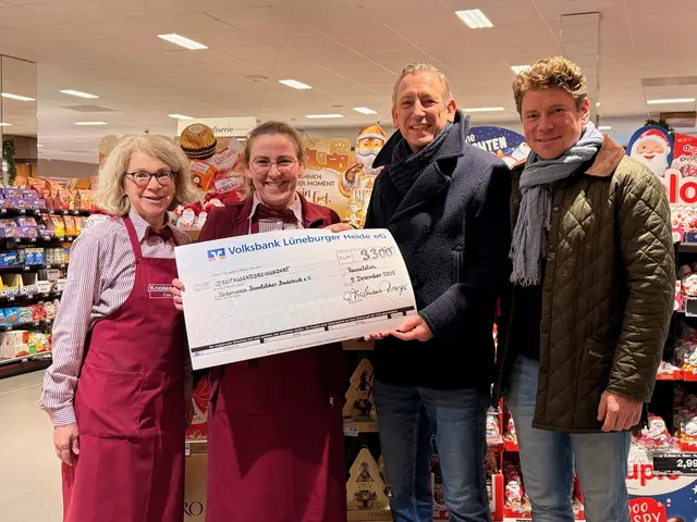 Ulrike Cordes und Hilke Hartig überreichten den Scheck an Klaus Riebau und Stephan Wolter | Foto: Hilke Hartig