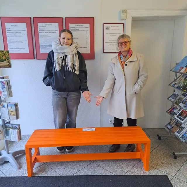 Urte (li.) aus dem Jugendzentrum und Eike Reich, Gleichstellungsbeauftragte präsentieren die neue Bank | Foto: Gemeinde Stelle 