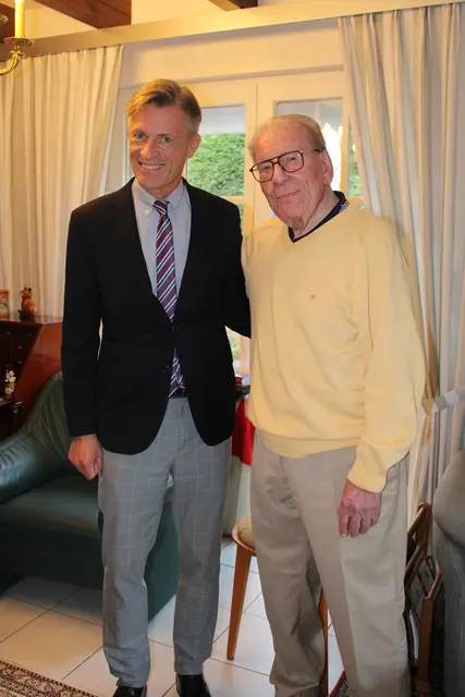 Bürgermeister Jan-Hendrik Röhse (li.) mit Rolf Köpcke (re.) anlässlich seines 90sten Geburtstags | Foto: jvp