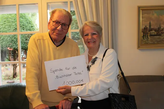 Das "Geburtstagskind" Rolf Köpcke übergibt die Spende an Silva Seeler von der Buchholzer Tafel | Foto: jvp