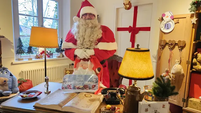 Der Weihnachtsmann in seinem Büro in Himmelpforten nimmt die Briefe der Kinder aus Buxtehude entgegen | Foto: Hansestadt Buxtehude