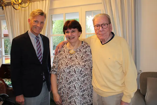 Jan-Hendrik Röhse (li.) gehörte zu den Gratulanten zum doppelten Jubiläum, 90ster Geburtstag und 30. Hochzeitstag von Astrid (Mitte) und Rolf Köpcke (re.) | Foto: jvp