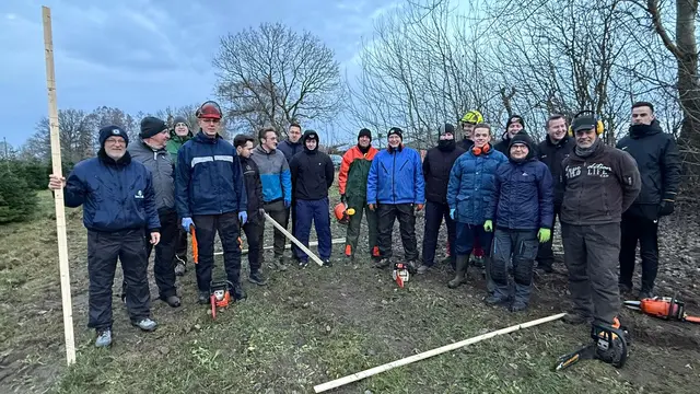 Die Männertruppe war unterwegs, um die schönsten Weihnachtsbäume für den Verkauf auszusuchen | Foto: Kirchengemeinde Harsefeld