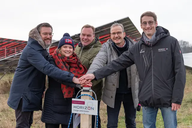 Strahlende Gesichter des Stadtwerke-Projektteams bei der Eröffnung: Roland Mayer (v. li.), Laura Vitali,
André Wiese (Bürgermeister), Hans-Georg-Preuß und Thomas Kals (HORIZON-Geschäftsführer) | Foto: Michael Bogumil