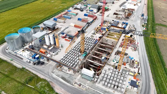 Die Tennet-Baustelle: Hier wird der Schacht errichtet, der zum Tunnel unter der Elbe führt | Foto: Tennet