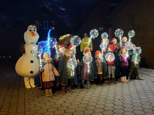 Der Zwergenchor bekam überraschend von Olaf Besuch, der beleuchtete Ballons mitbrachte und dazu noch Pferd und Reiter (im Hintergrund) | Foto: sh
