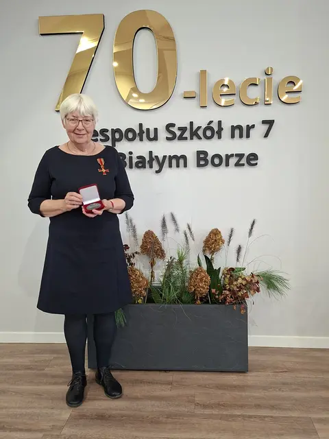Elisabeth Mestmacher, Vorsitzende des Freundeskreises Bialy Bór - Salzhausen, erhielt eine Gedenkmedaille zum Schuljubiläum | Foto: E. Lübberstedt-Hobohm