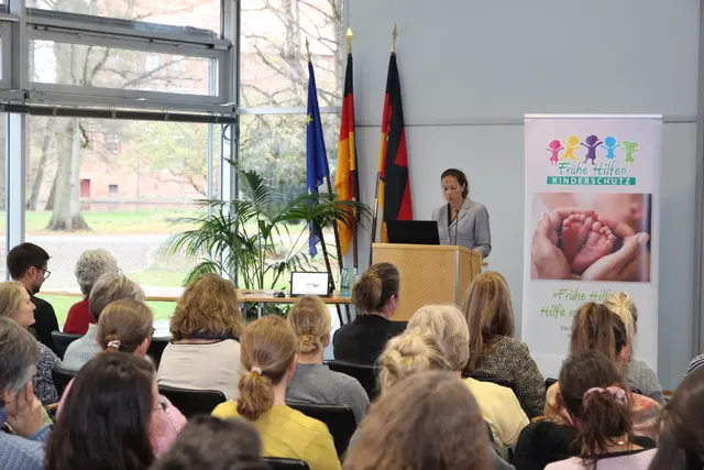 „Frühe Hilfen sind die tragende Säule des Kinderschutzes im Landkreis Harburg“, betonte Kreisrätin Ana Cristina Bröcking bei der Eröffnung des Fachtags Frühe Hilfen 2025 im Winsener Kreishaus | Foto: Landkreis Harburg