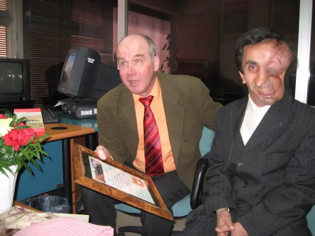 Von der Krankheit schwer gezeichnet: Murat Tuncer nimmt 2008 die Urkunde über die regelmäßigen Geldzuweisungen in seiner Heimat von Pastor Ulrich Kusche entgegen | Foto: Kusche