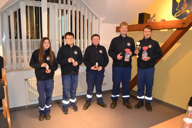 Deutsches Feuerwehr Fitnessabzeichen Gold (von links): Lina Pohle, Finn Luca Stock, Noah Sosnowski, Thies Mizera und Marlon Seeger

 | Foto: Nora Schmidt-Eustermann