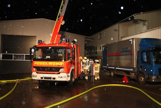  Lagerhallenbrand bei der Firma Trabandt in Stade - die Hallen stehen dicht beieinander | Foto: Stefan Braun/Feuerwehr Stade