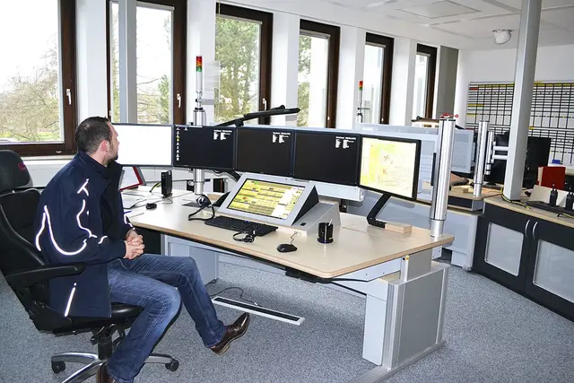 Neue Technik gab's zuletzt 2017: die Einsatzleitzentrale im Winsener Kreishaus | Foto: bim