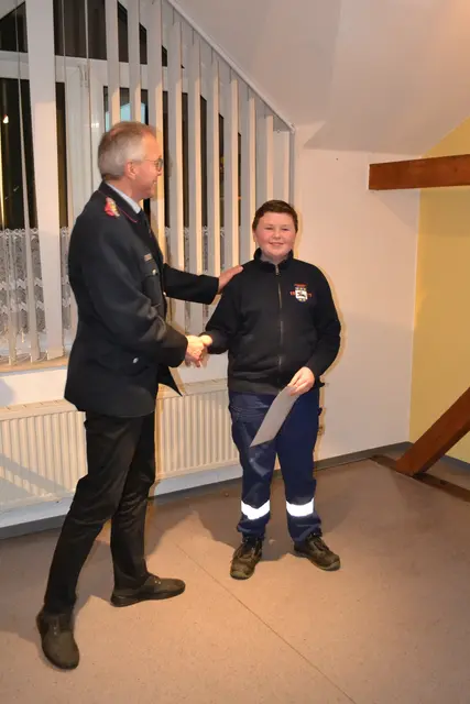 Stellvert. Gemeindebrandmeister Uwe Heins gratuliert Noah Sosnowski | Foto: Nora Schmidt-Eustermann
